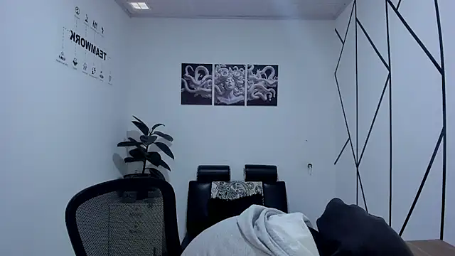 Snapshot of James_Adams_01 chatting on 12.04.25 James Adams 01 online show from 12.04.25