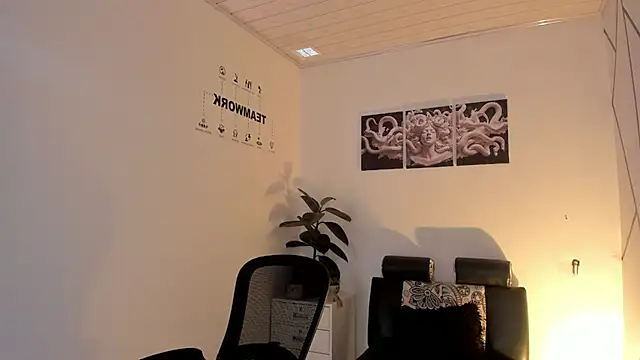 Snapshot of James_Adams_01 chatting on 12.05.25 James Adams 01 online show from 12.05.25