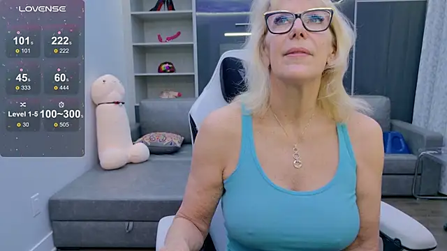 Snapshot of FitCougar chatting on 11.27.25 FitCougar online show from 11.27.25