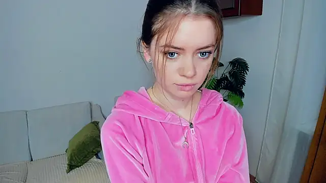 Snapshot of AngelesBenitz chatting on 12.21.25 AngelesBenitz online show from 12.21.25