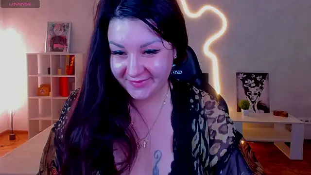 Snapshot of still__her chatting on 11.25.25 still her online show from 11.25.25