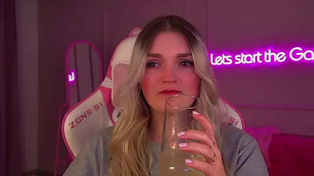 Snapshot of AnnyRaii chatting on 11.28.25 AnnyRaii online show from 11.28.25