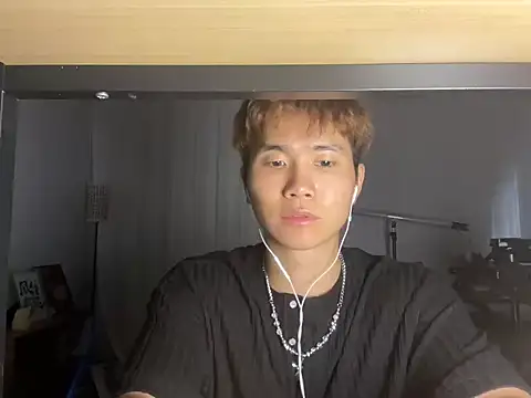 Snapshot of Juhone chatting on 11.26.25 Juhone online show from 11.26.25