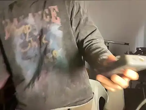 Snapshot of Juhone chatting on 11.27.25 Juhone online show from 11.27.25