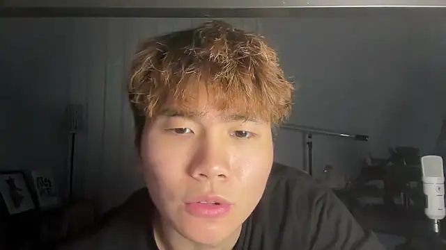 Snapshot of Juhone chatting on 12.01.25 Juhone online show from 12.01.25