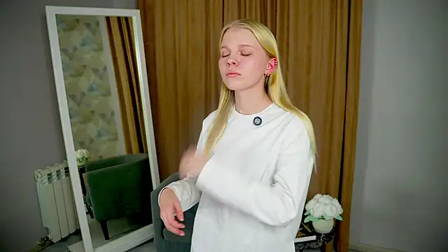 Snapshot of NakitaSwam chatting on 11.19.25 NakitaSwam online show from 11.19.25