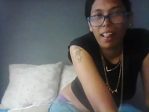 Snapshot of TiaBlaze chatting on 12.04.25 TiaBlaze online show from 12.04.25