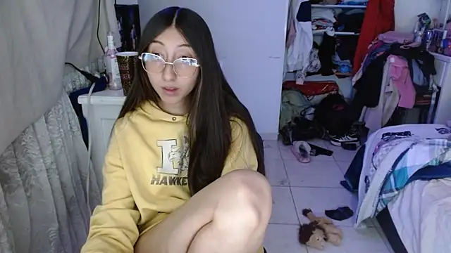 Snapshot of Nanylux chatting on 12.04.25 Nanylux online show from 12.04.25