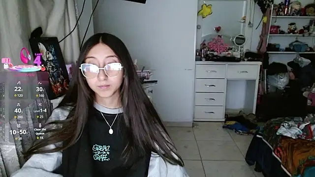 Snapshot of Nanylux chatting on 12.21.25 Nanylux online show from 12.21.25