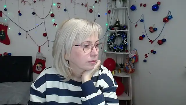 Snapshot of LaurenWishy chatting on 12.21.25 LaurenWishy online show from 12.21.25