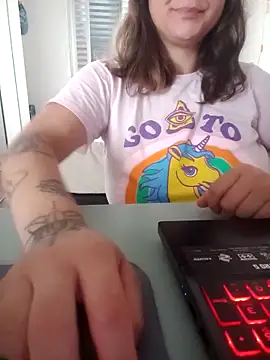 Snapshot of xxxluana chatting on 12.15.25 xxxluana online show from 12.15.25