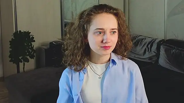 Snapshot of CuteLunette chatting on 12.05.25 CuteLunette online show from 12.05.25