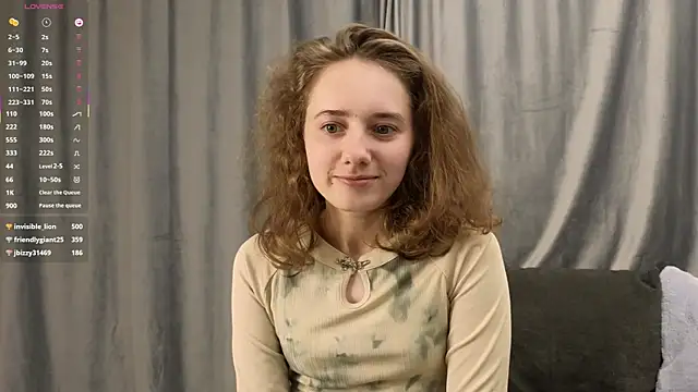 Snapshot of CuteLunette chatting on 12.13.25 CuteLunette online show from 12.13.25