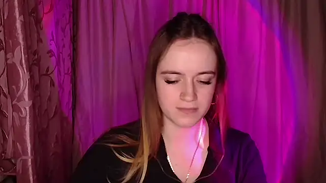 Snapshot of Illa_May chatting on 12.13.25 Illa May online show from 12.13.25