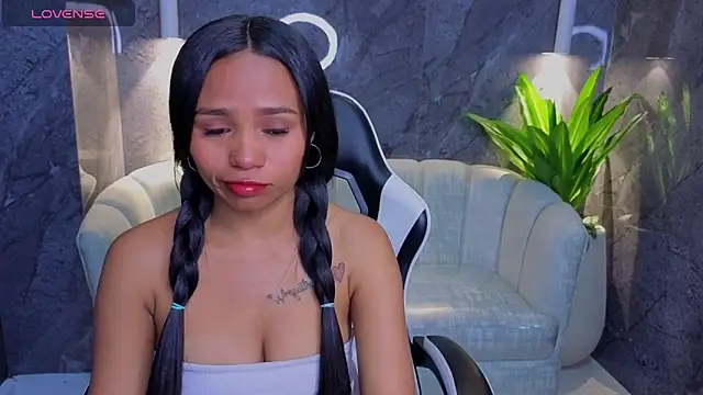 Snapshot of Sofia_Tx_ chatting on 11.24.25 Sofia Tx online show from 11.24.25