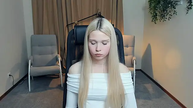 Snapshot of CherrylHolme chatting on 11.22.25 CherrylHolme online show from 11.22.25