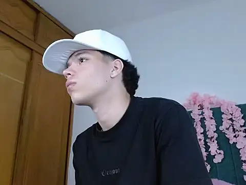 Snapshot of Lincon_Ale chatting on 11.20.25 Lincon Ale online show from 11.20.25