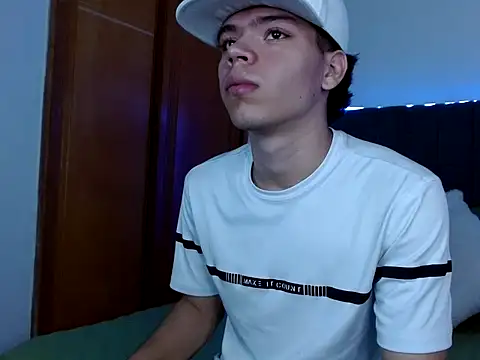 Snapshot of Lincon_Ale chatting on 11.29.25 Lincon Ale online show from 11.29.25