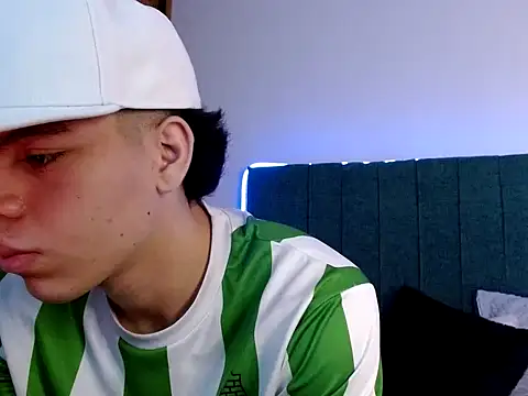 Snapshot of Lincon_Ale chatting on 12.17.25 Lincon Ale online show from 12.17.25