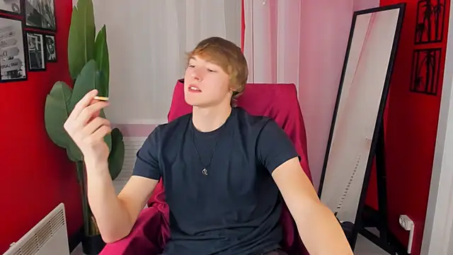 Snapshot of DonaldWoon chatting on 11.24.25 DonaldWoon online show from 11.24.25