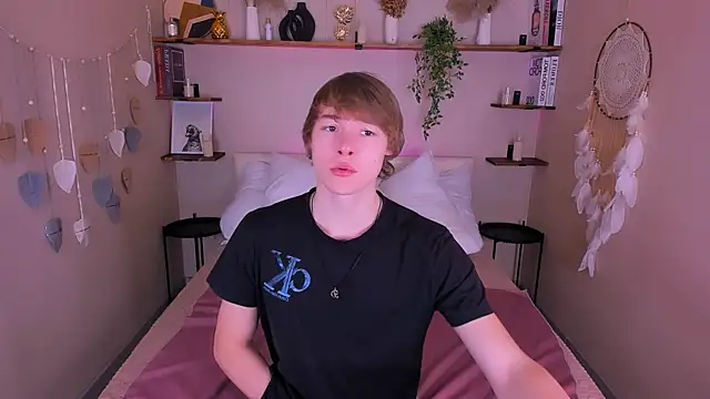 Snapshot of DonaldWoon chatting on 11.27.25 DonaldWoon online show from 11.27.25