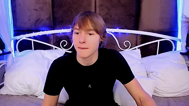 Snapshot of DonaldWoon chatting on 12.05.25 DonaldWoon online show from 12.05.25