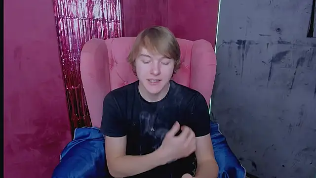 Snapshot of DonaldWoon chatting on 12.14.25 DonaldWoon online show from 12.14.25