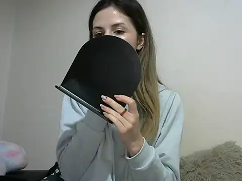 Snapshot of Erii18 chatting on 11.22.25 Erii18 online show from 11.22.25