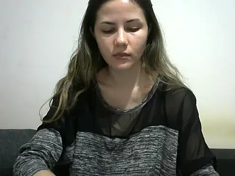 Snapshot of Erii18 chatting on 11.28.25 Erii18 online show from 11.28.25