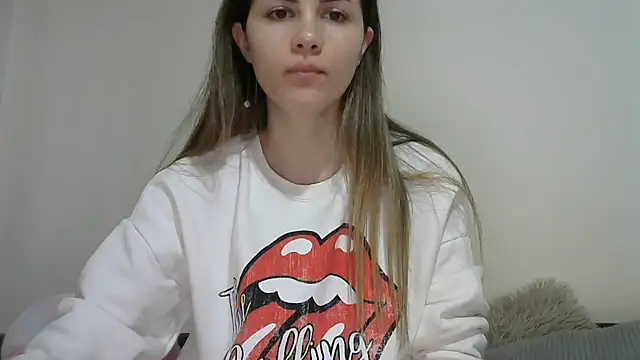 Snapshot of Erii18 chatting on 12.16.25 Erii18 online show from 12.16.25