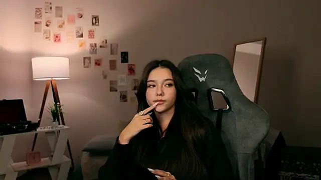 Snapshot of Vexorine chatting on 11.29.25 Vexorine online show from 11.29.25