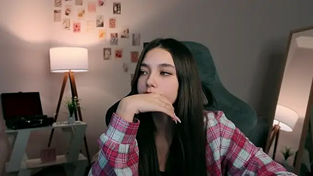 Snapshot of Vexorine chatting on 12.04.25 Vexorine online show from 12.04.25