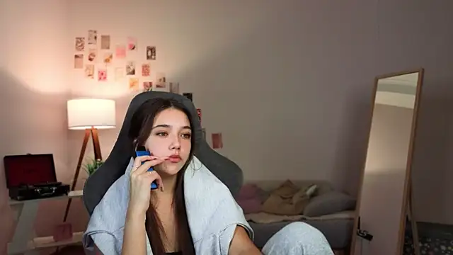 Snapshot of Vexorine chatting on 12.15.25 Vexorine online show from 12.15.25