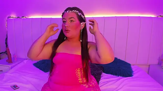 Snapshot of laurengarcia chatting on 11.30.25 laurengarcia online show from 11.30.25