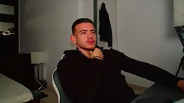 Snapshot of ElijahThorne chatting on 11.25.25 ElijahThorne online show from 11.25.25