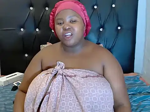 Snapshot of SexyBubblies96 chatting on 11.28.25 SexyBubblies96 online show from 11.28.25