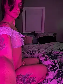 Snapshot of LexiLuxi chatting on 11.27.25 LexiLuxi online show from 11.27.25