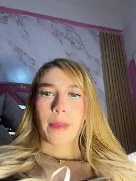 Snapshot of valeryfox__ chatting on 12.04.25 valeryfox online show from 12.04.25