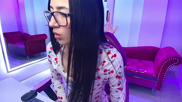 Snapshot of Emily_andrews chatting on 02.11.26 Emily andrews online show from 02.11.26