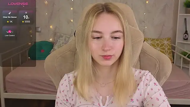 Snapshot of Shy_Polly chatting on 06.12.26 Shy Polly online show from 06.12.26