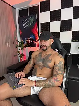 Snapshot of NikoHank chatting on 11.30.25 NikoHank online show from 11.30.25