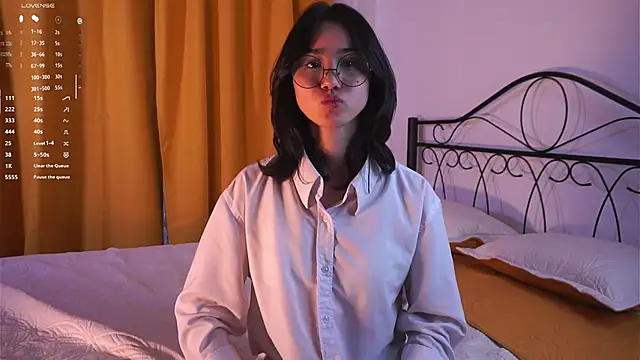 Snapshot of StaciaBratz chatting on 11.21.25 StaciaBratz online show from 11.21.25