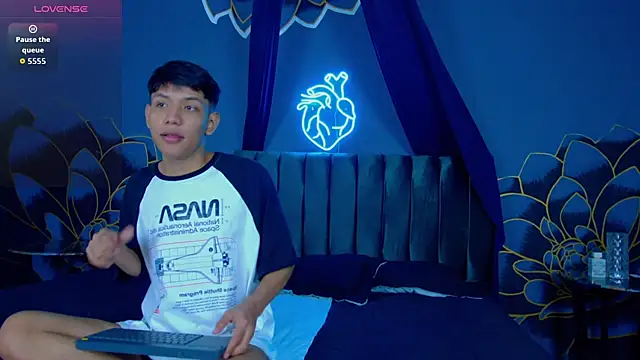 Snapshot of Liam_Sinclair chatting on 12.01.25 Liam Sinclair online show from 12.01.25