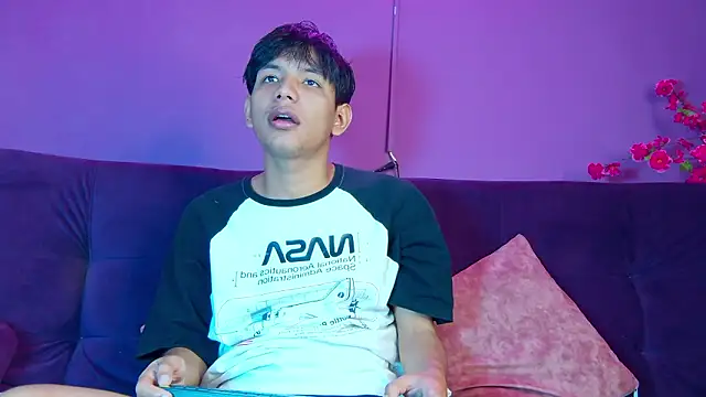 Snapshot of Liam_Sinclair chatting on 03.10.26 Liam Sinclair online show from 03.10.26