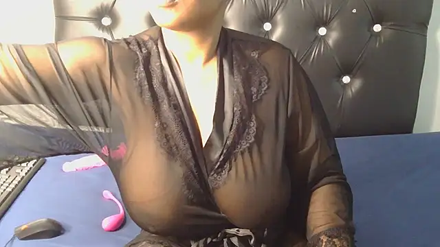 Snapshot of Curvy_Gorrilagrip chatting on 11.30.25 Curvy Gorrilagrip online show from 11.30.25