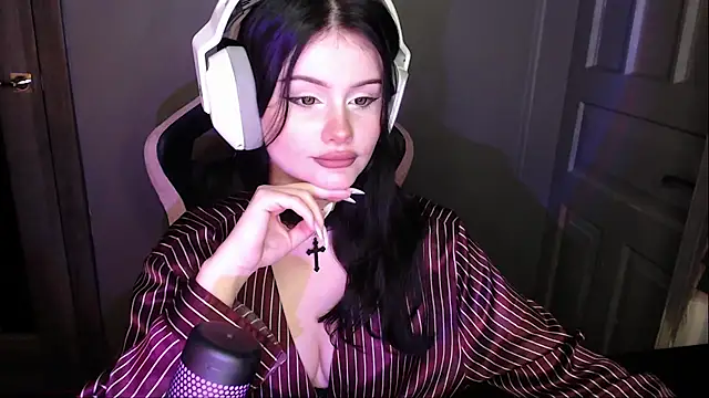 Snapshot of Moon_raven chatting on 12.15.25 Moon raven online show from 12.15.25