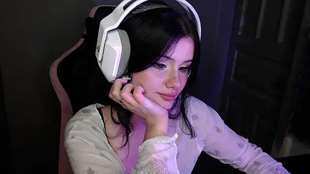 Snapshot of Moon_raven chatting on 12.22.25 Moon raven online show from 12.22.25