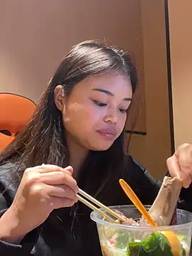 Snapshot of Toffee-00 chatting on 12.05.25 Toffee-00 online show from 12.05.25