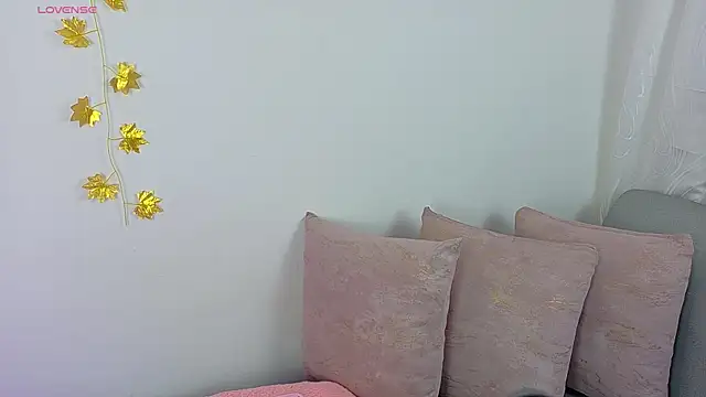 Snapshot of Ambar_Carter chatting on 12.14.25 Ambar Carter online show from 12.14.25