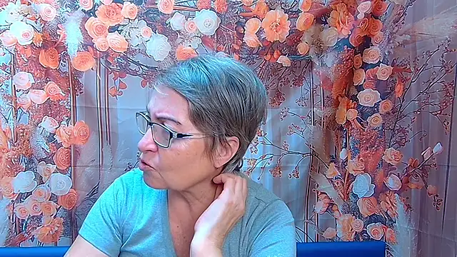 Snapshot of OlgaLuck chatting on 12.05.25 OlgaLuck online show from 12.05.25